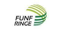 Logo der &bdquo;F&uuml;nf Ringe&ldquo; mit in Gr&uuml;nt&ouml;nen gestalteten Ringen und dem Schriftzug &bdquo;F&Uuml;NF RINGE&ldquo; in Schwarz.