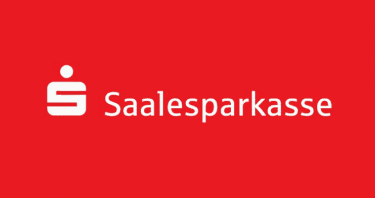 Logo der Saalesparkasse mit wei&szlig;em Symbol auf rotem Hintergrund. Schriftzug &bdquo;Saalesparkasse&ldquo; in wei&szlig;er Schrift.