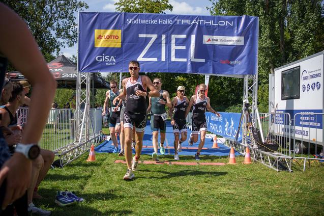 Der Zieleinlauf vom Triathlon 2025.