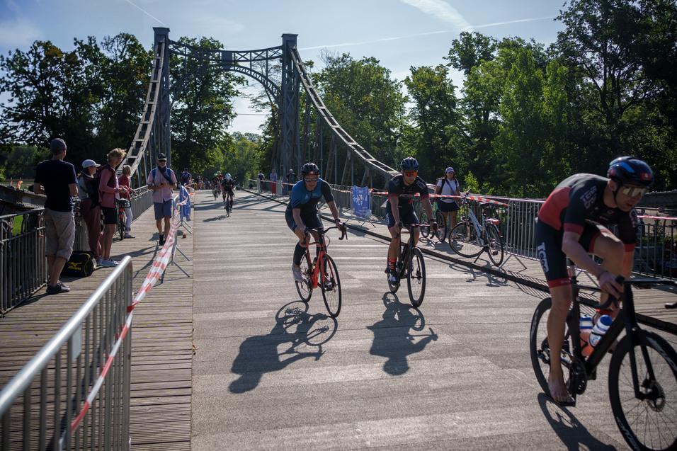 Radfahren fahren auf der Peisnitzbr&uuml;cke.