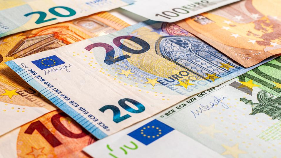 Nahaufnahme von verschiedenen Euro-Banknoten, darunter 20 Euro, 100 Euro und 10 Euro, auf einer flachen Oberfl&auml;che.