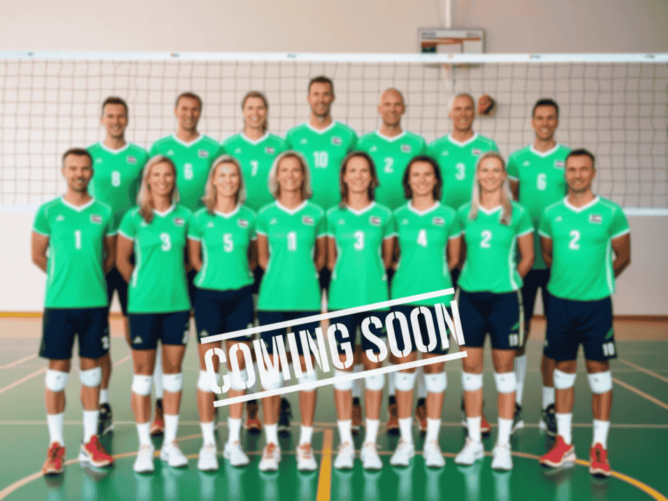 Gruppenshot einer Volleyballmannschaft in grünen Trikots vor einem Netz, mit einem "COMING SOON" Schriftzug.