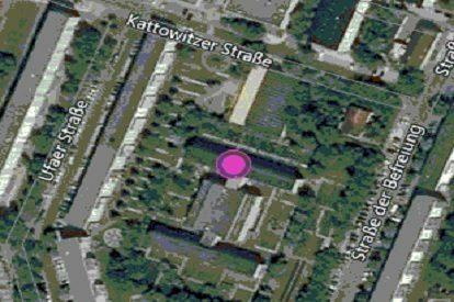 Karte mit einem markierten Punkt in einem Wohngebiet, umgeben von Straßen und Grünflächen.