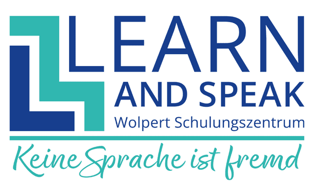 Logo des Wolpert Schulungszentrums mit dem Slogan „Keine Sprache ist fremd“, in blau-grünen Farben.