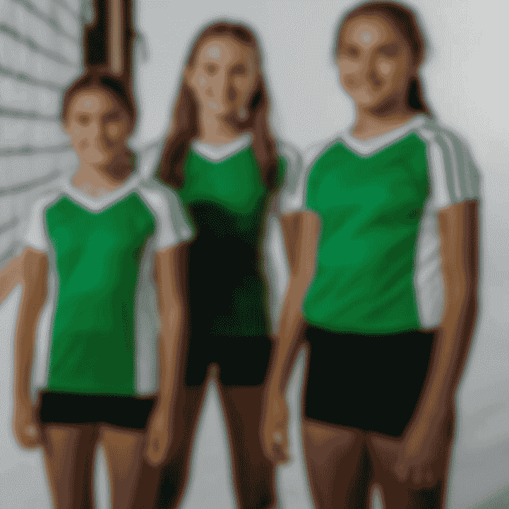 Drei Volleyballspielerinnen in grünen Trikots stehen vor einem Volleyballnetz. Logo des SV Halle im Hintergrund.