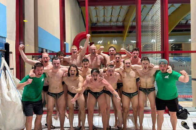 Gruppenbild der Wasserball Mannschaft die sich &uuml;ber ihren Derbysieg freuen.