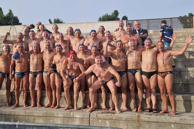 Die Masters Mannschaft der Abteilung Wasserball/TEam Empor 09 in einem Gruppenfoto.
