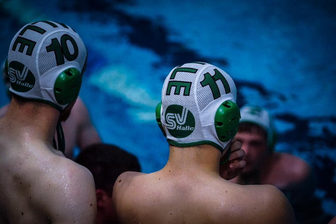 Wasserballer mit SV Halle Badekappen.