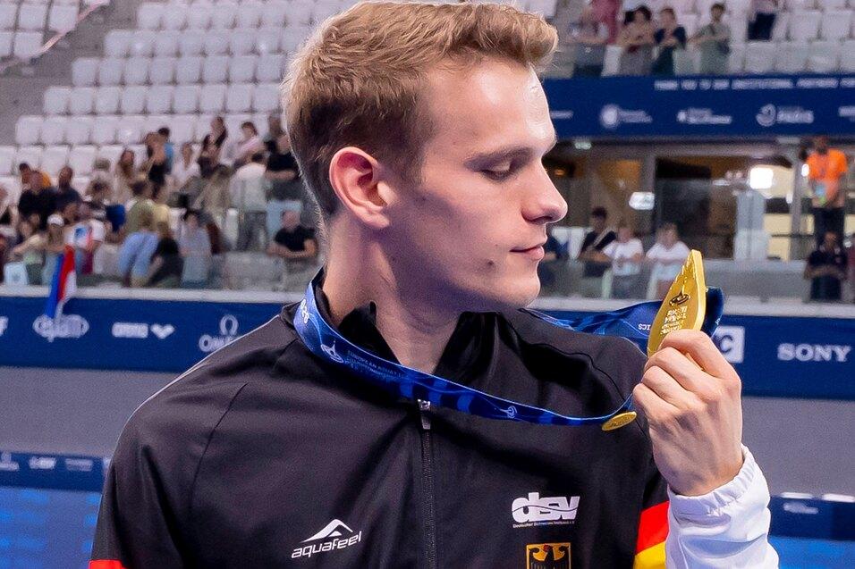 Moritz-Wesemann-zweites-Gold-EM-Paris-2026 Moritz Wesemann schaut seitlich auf seine Goldmedaille bei der Europameisterschaft in Paris 2026.