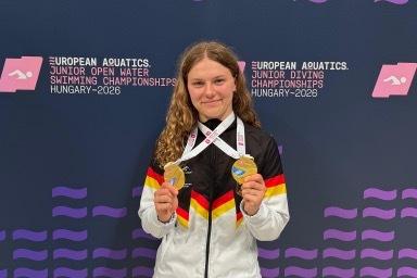 Emily Deml zeigt ihre beiden Medaillen, die sie bei der Jugendeuropameisterschaft gewonnen hat.