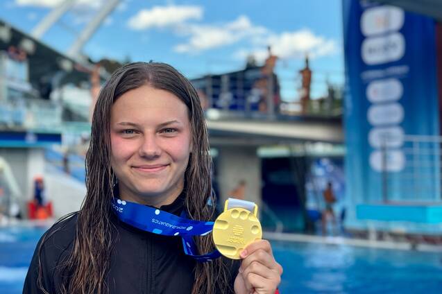 Emily Deml zeigt ihre Goldmedaille von der Jugendweltmeisterschaft in Rijeka.