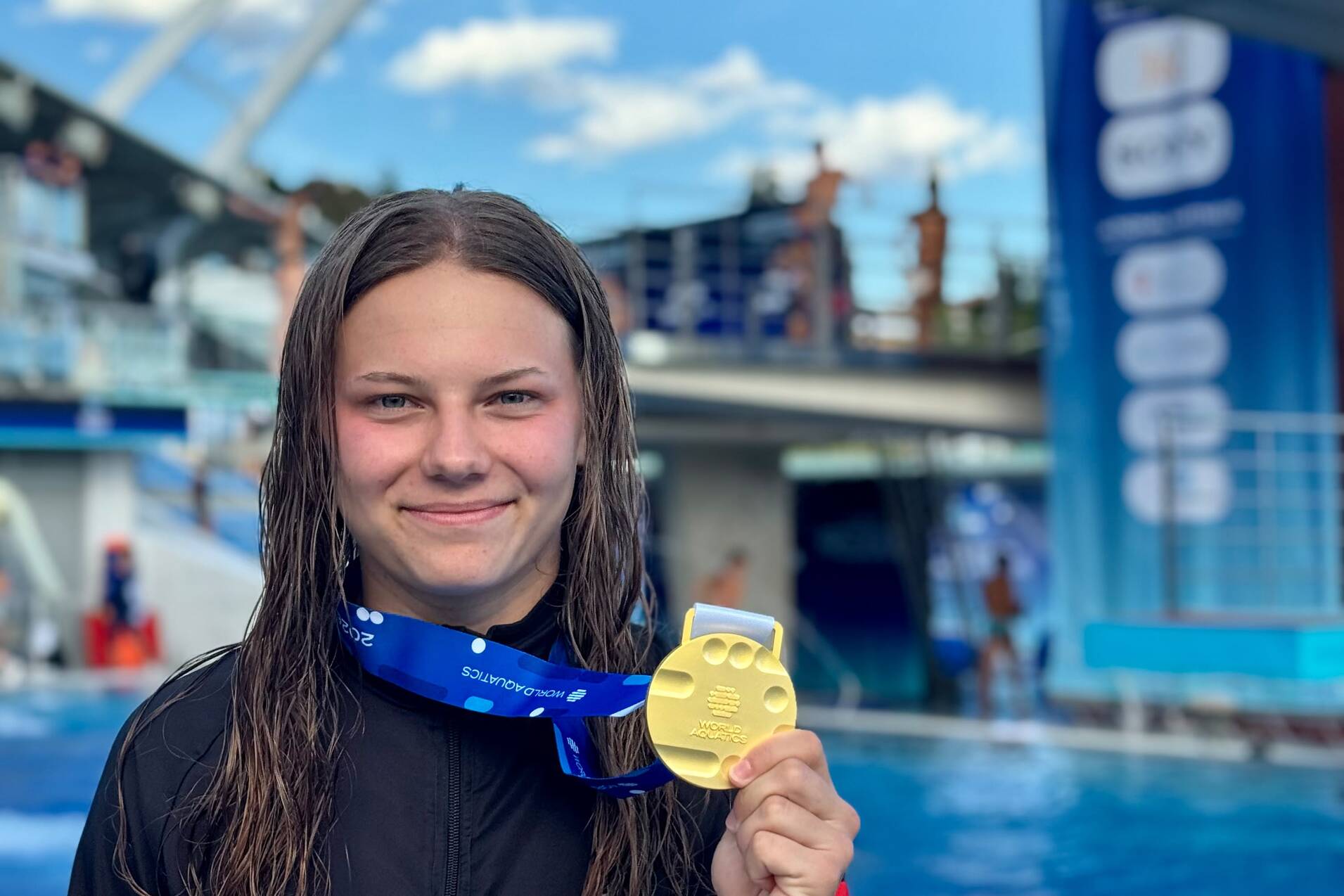 Emily Deml zeigt ihre Goldmedaille von der Jugendweltmeisterschaft in Rijeka.