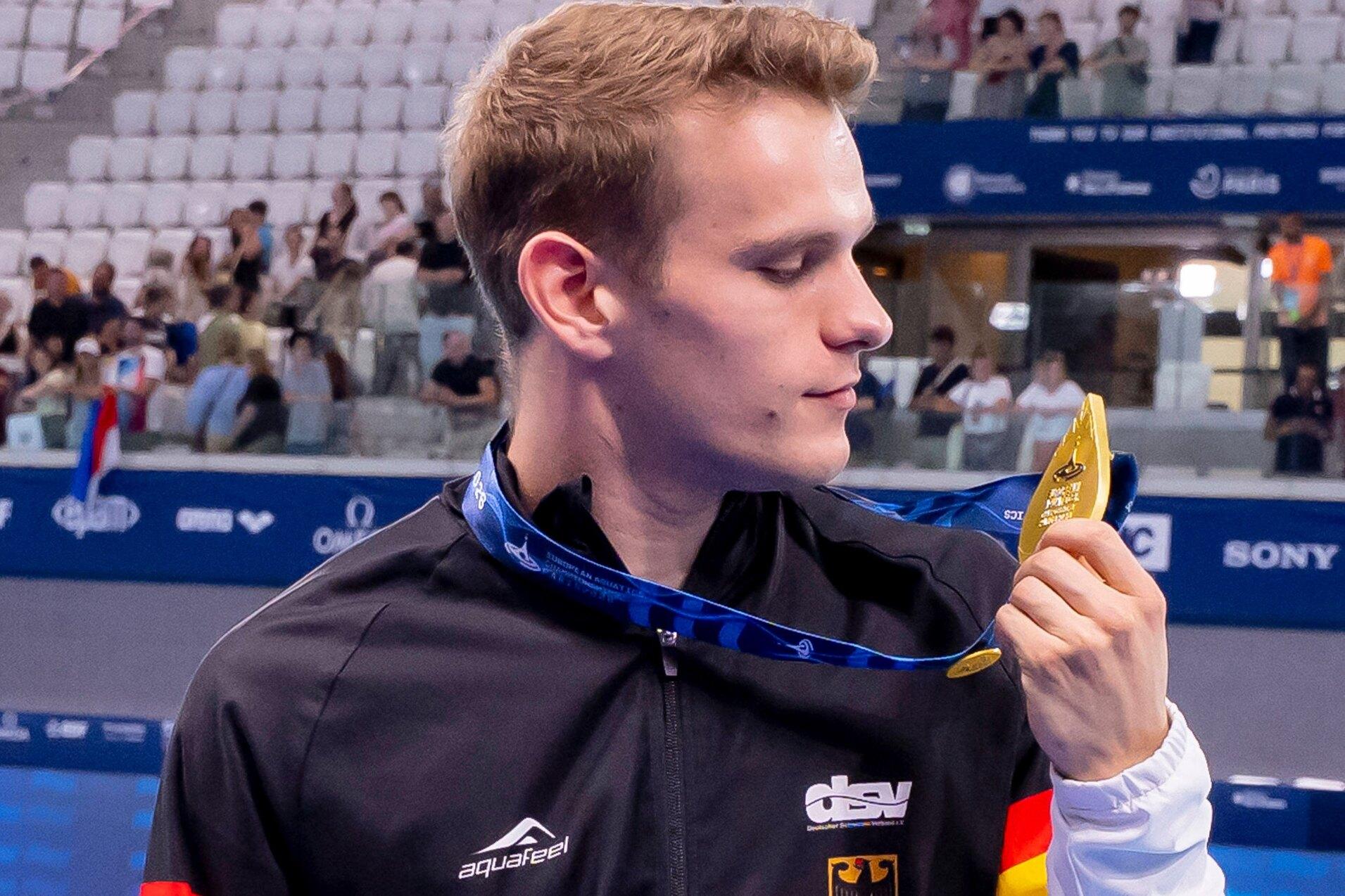 Moritz-Wesemann-zweites-Gold-EM-Paris-2026 Moritz Wesemann schaut seitlich auf seine Goldmedaille bei der Europameisterschaft in Paris 2026.